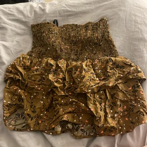 Brun kjol med mönster - Brun kjol me mönster från soaked. Strl M 