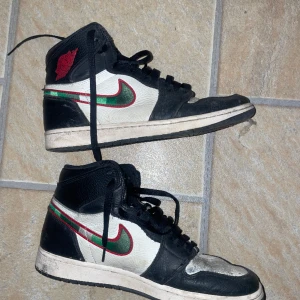 Jordan 1 high a star is born - Tjena säljer nu mina jordans då jag inte använder dem nypris 2500 kan ge dem en tvätt innan jag skickar iväg dem, box och extra skosnören kommer med