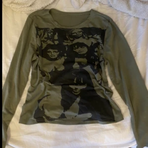 Graphic tröja - Grön långärmad tröja med tryck, säljer för att det inte är min stil längre!😼