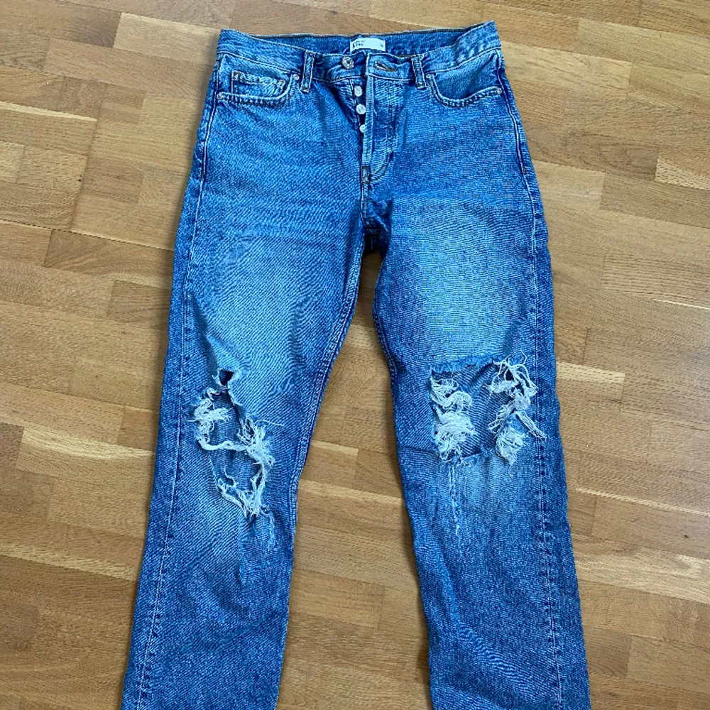 Coola jeans från Gina Tricot med hål vid knäna  Storlek 36 . Jeans & Byxor.