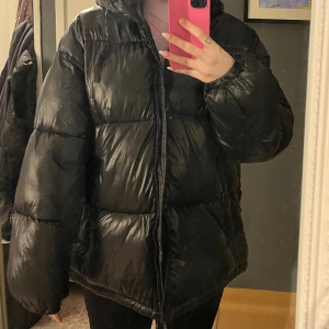 Fluffig vinterjacka  - Använd en säsong, i nyskick  Blank svart Nypris 500kr