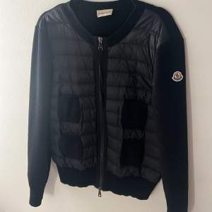 Säljer min cardigan tricot moncler jacka då den inte kommer till användning, fint skick och nästan aldrig använd, den har fyra små fickor och stickad vid rygg och armar men dun på framsidan, storlek L men skulle säga som M/S då den är kortare💕