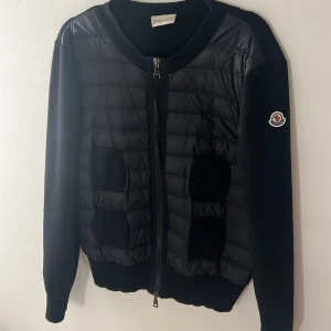 Moncler jacka - Säljer min cardigan tricot moncler jacka då den inte kommer till användning, fint skick och nästan aldrig använd, den har fyra små fickor och stickad vid rygg och armar men dun på framsidan, storlek L men skulle säga som M/S då den är kortare💕
