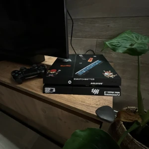 Ps4 1TB - Ps4 1TB i jättebra skick, väldigt tystlåten då jag knappast använt den. Fifa 18 CD & 1 kontroll medföljer samt strömkabel men inget mer. 