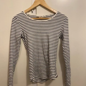 Tröja  - Storlek: S, säljs för att den inte kommer till användning. Tveka inte för att fråga någonting!💫