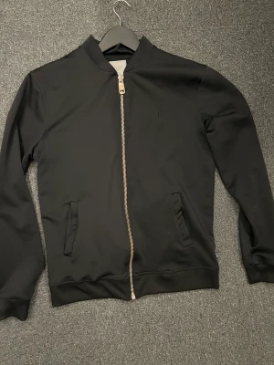 Les deux jacka - Säljer denna sköna les deux jacka som är ett perfekt val till våren. Vid frågor hör av er✅