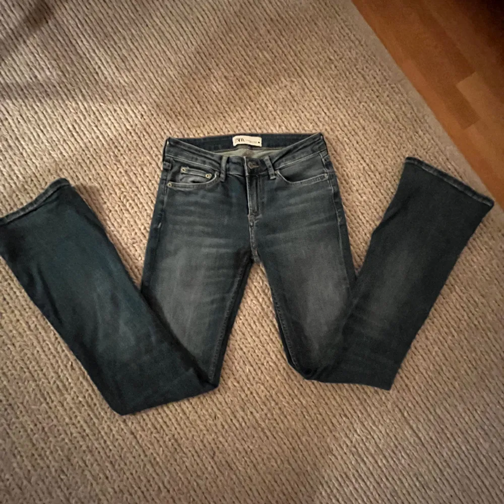 Säljer dessa slutsålda zara low rise jeans då som är förstora på mig. Endast använda 1-2 gånger och är i super skick. Super fina nu till våren! ❤️ Kan sänka pris vid snabbaffär!!. Jeans & Byxor.