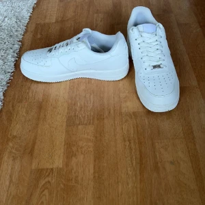 Airforce 1 - Hej säljer mina Af1 för billigt bara 1000 dom är använda 1-3 ggr men gillar inte dom och lite för stora storlek 43 pris går även o diskuteras!! 