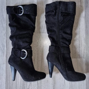 Stövlar  - Fina Svarta stövlar i textilmatrial som ser ut som mocka