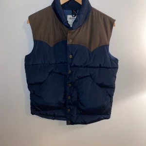 Dobber väst  - Tja. Säljer en snygg dobber väst storlek small. Pga används sällan. Jätte bra skick 9.5/10. Skriv privat för fler bilder eller frågor. 