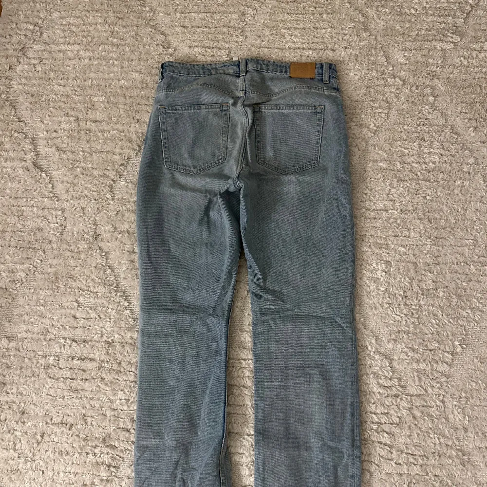 Blåa jeans från weekday i storlek 31/32. Jeans & Byxor.