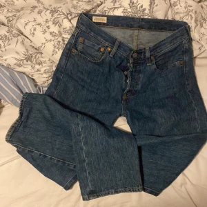 Vintage Levis 501 - Ett par nya 501, använda bara ett fåtal gånger. Säljer på grund av att dom är för små. Storlek w 29 l 32. Dom är low waist, och sitter tajt upptill och är bootcut/straight där nere. 