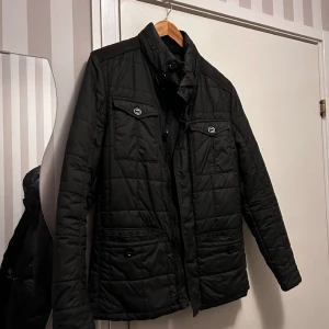 Zara Jacka - En stilig o snygg Zara Man Jacka som passar perfekt nu till våren! Den är stor i storleken. Passar som M.  Fint skick aldrig använd! 