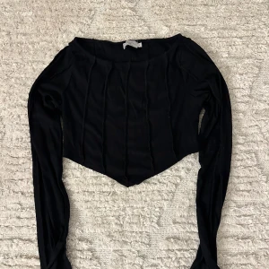 Svart Topp  - Svart topp med slits från Hanna schönbergs kollektion med NA-KD. Storlek M