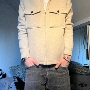 Overshirt Jacka - Säljer min Overshirt jacka som knappt är använd. Nog en av dem skönaste jackorna jag haft och materialet och tjockleken är skitnajs. Passar till lite kallare väder och den är helt felfri. storlek M/L då den men passar mig som är ca 190 cm