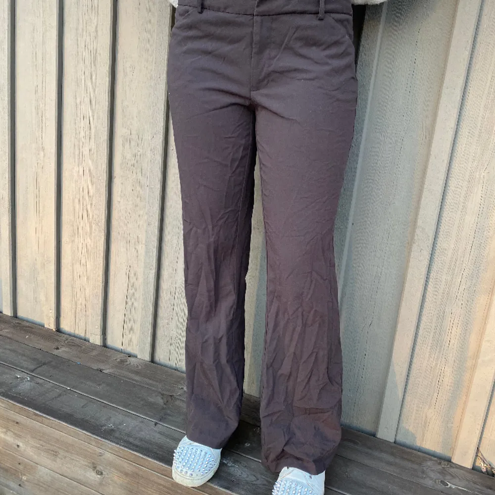 Mörkbruna lågmidjade kostymbyxor🤍 vet ej märke/storlek då de köptes i en thriftstore i Miami men väldigt sköna.. Jeans & Byxor.