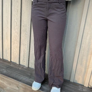 Mörkbruna kostymbyxor  - Mörkbruna lågmidjade kostymbyxor🤍 vet ej märke/storlek då de köptes i en thriftstore i Miami men väldigt sköna.