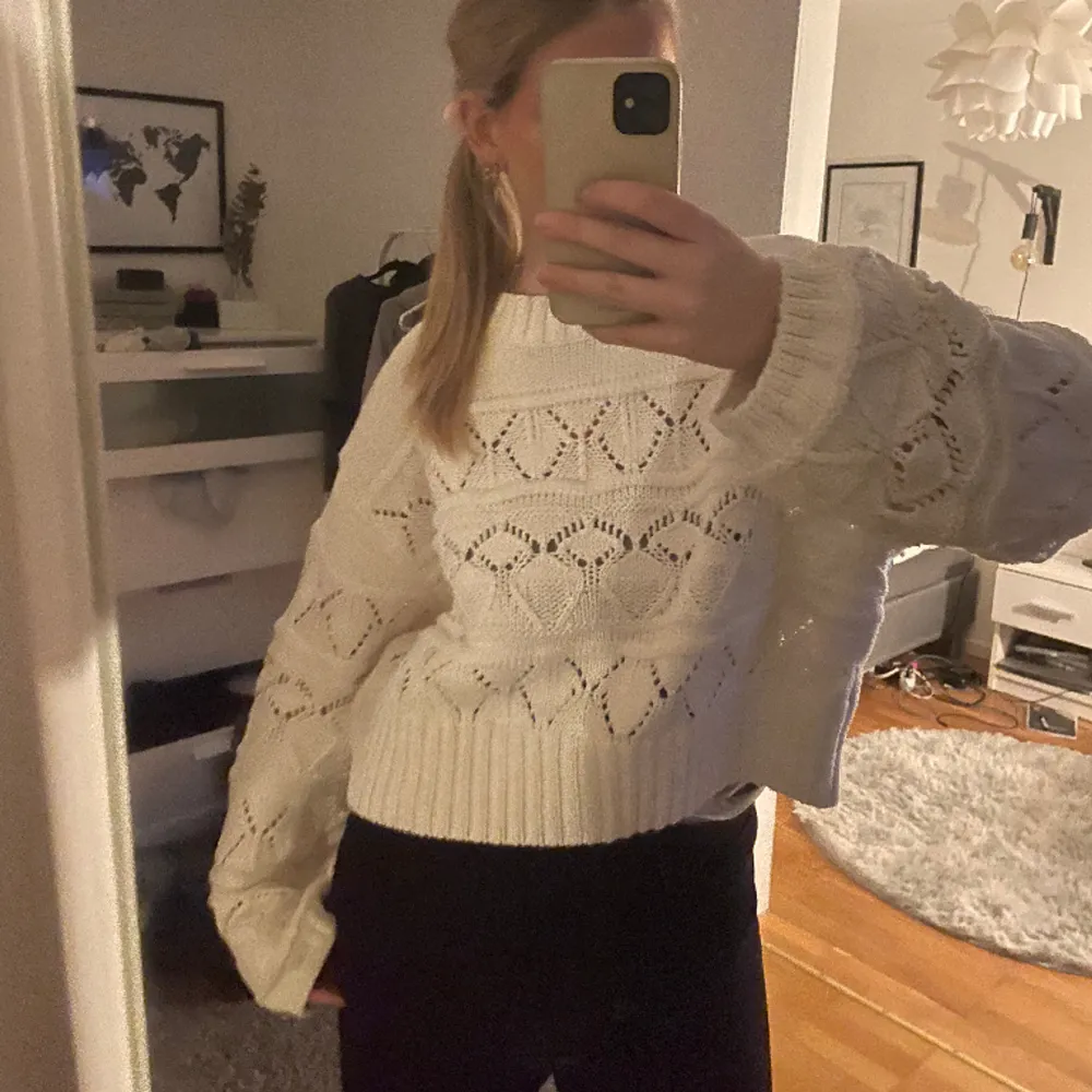 Så snygg tjockt stickad tröja från Gina tricot! 💞💞 Är XL i storleken och ganska liten i storleken, sitter på mig som är en M vanligtvis perfekt ⭐️. Tröjor & Koftor.