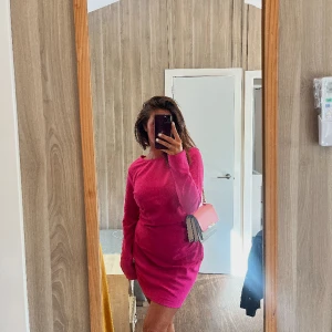 Rosa klänning  - Köpt på H&M, fin till sommaren 