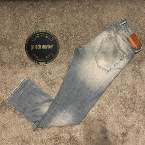 Replay grover med slitningar  - Ett par replay Grover med riktigt snygga slitningar | skicket är riktigt bra skulle säga 9,5/10 | passar till allt | längden är 32/32 sitter tts | kom gärna med frågor och funderingar! |