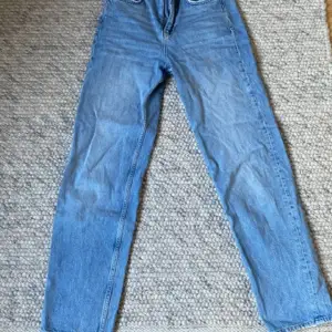 Säljer nu mina älskade fina jeans efter som den är för små. Har haft dom länge men de ser nästan sån nya ut fortfarande⚡️Kontakta mig vid frågor eller funderingar💜 Köparen står för frakten 💜💜