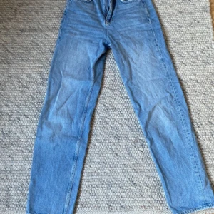 Super fina Gina Jeans!! - Säljer nu mina älskade fina jeans efter som den är för små. Har haft dom länge men de ser nästan sån nya ut fortfarande⚡️Kontakta mig vid frågor eller funderingar💜 Köparen står för frakten 💜💜