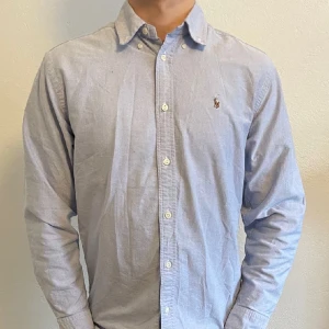Ralph Lauren Skjorta - Ljusblå -  En riktigt stilren ljusblå skjorta från Ralph Lauren. Perfekt när man ska vara stilig. Storlek S. Den är i ett fint skick, 9/10. Priset kan diskuteras vid snabb affär. Hör av dig vid minsta fundering🍾