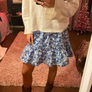 Blommig kjol - Jätte söt sommar kjol med blommor på, zara, xs/s, knappt använd.