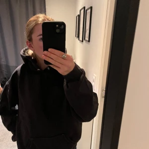 Hoodie - Svart hoodie från bikbok i storlek xs. Köparen står för frakten och hör av dig om du har några frågor💗