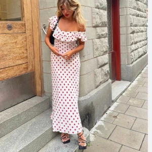 SÖKER!! Realisation par claudia dress - Söker denna klänning!!! Kontakta mig om ni har