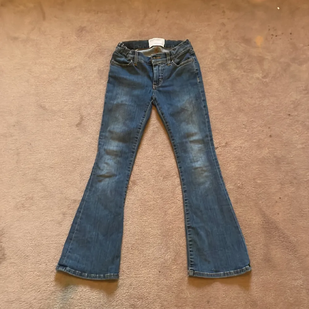 Säljer dessa jeans som är i bra kvalitet och nästan helt oanvända. Storleken är till 10 år och dem är utsvängda. Säljer för 700 men nypris 1400.. Jeans & Byxor.