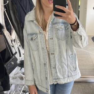 Jeansjacka - Säljer denna superfina jeansjackan som är perfekt till våren/sommaren🌼💐knappt använd så är som nyskick🌸 pris kan diskuteras vid snabb affär