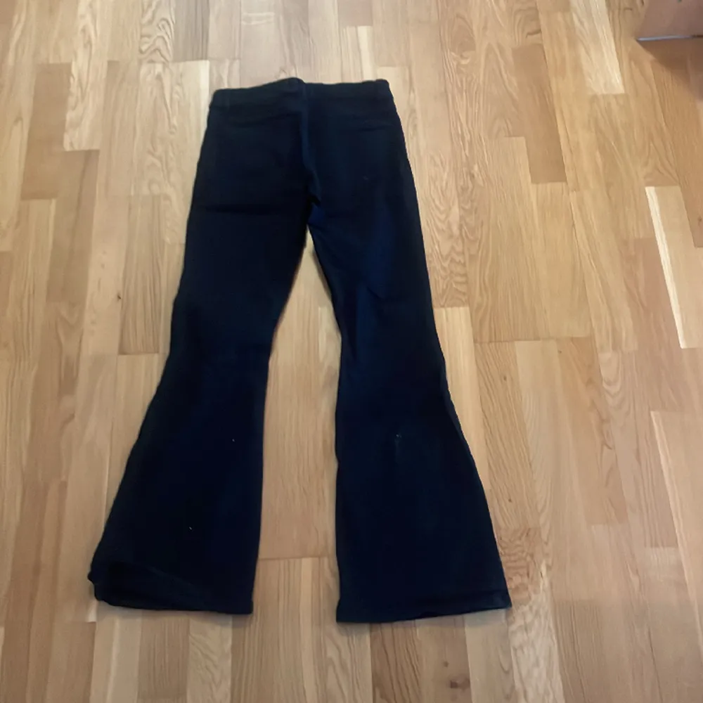 Säljer mina svarta bootcut, lowaist jeans från Lindex. De är i strl 158. Modellen på jeansen heter Freja. Säljer pågrund av att de är för små. De är i väldigt bra skick då jag sällan andvänt dem💖 säljer för 65 plus frakt. Skriv innan ni köper. Jeans & Byxor.