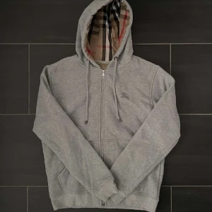 Burberry zip hoodie - Riktigt snygg burberry zip hoodie i storlek M. Är i bra skick 9/10 hör gärna av er vid fler frågor😊