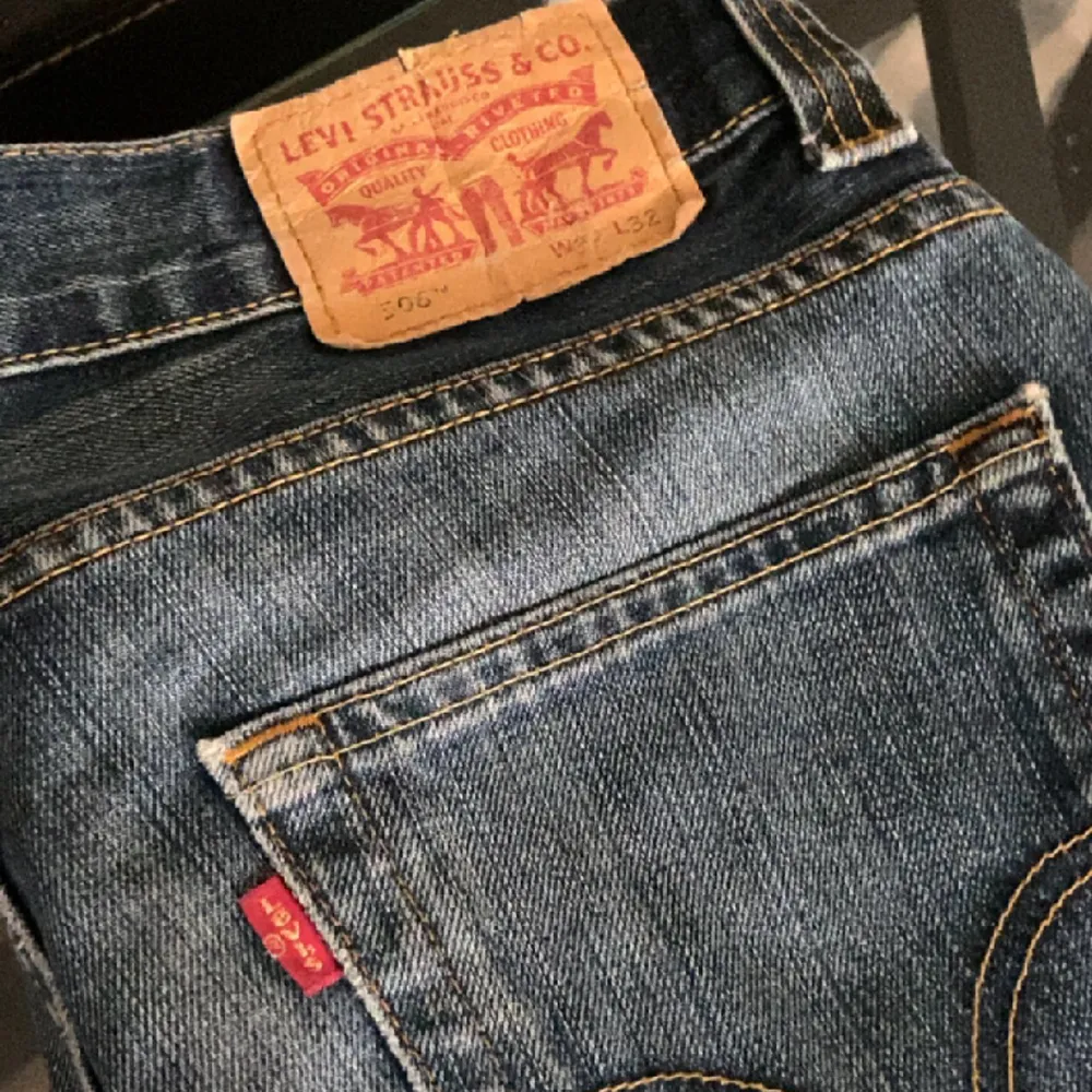 Levis jeans, inga defekter som märken/hål. Skit snygg model bara lite för stora för mig. . Jeans & Byxor.