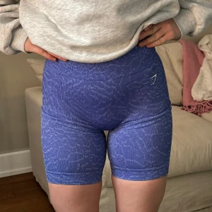 Gymshark shorts - Säljer mina Gymshark shorts i modell Adapt Seamless. Väldigt sköna, lagom längd och har en scrunch där bak! De är fortfarande fint skick, inga slitningar.💙