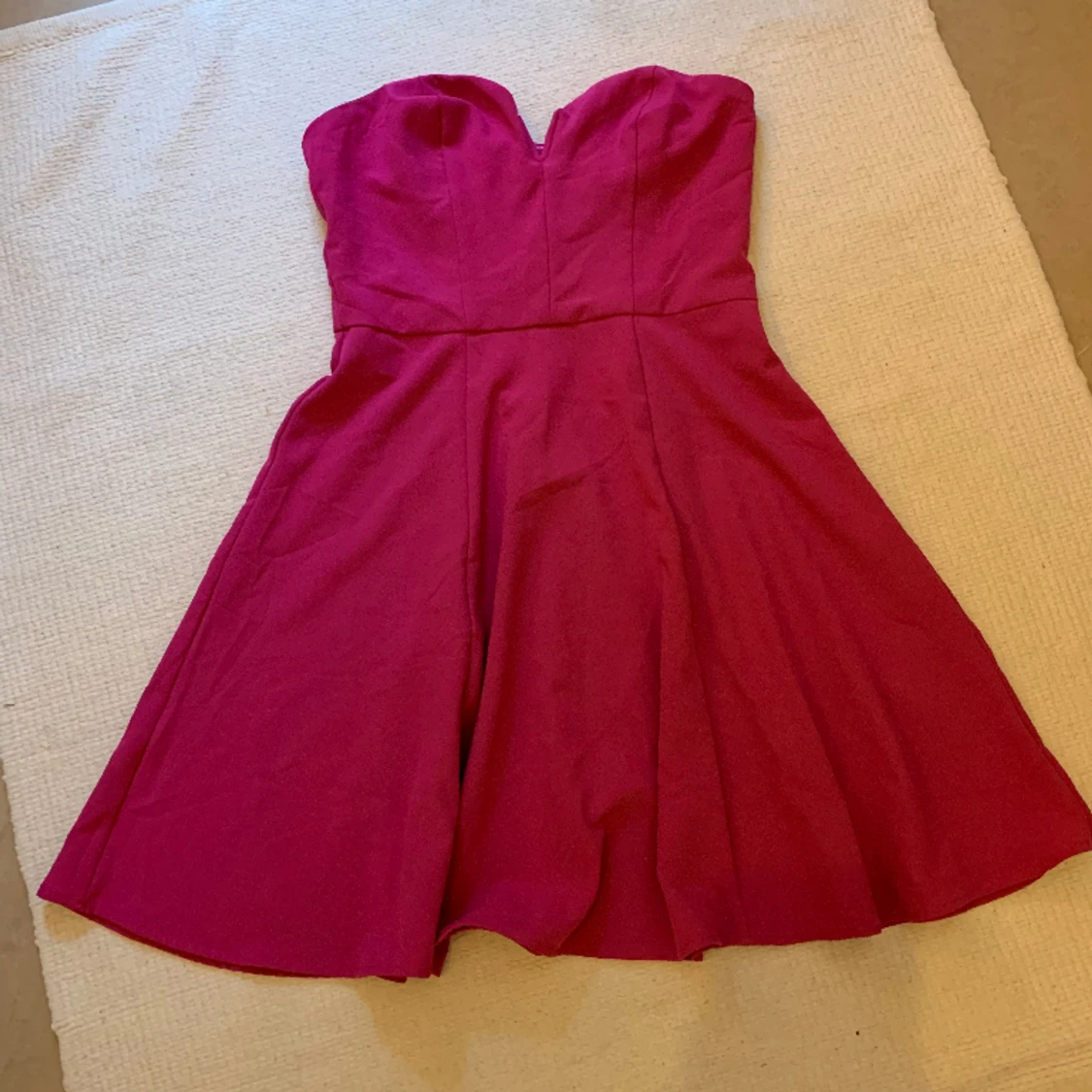 rosa, axelbandslös klänning