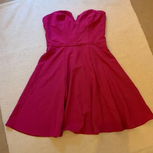 rosa, axelbandslös klänning - Rosa, axelbandslös klänning. Säljer då den är för stor för mig som har 75B i kupa❤️ 