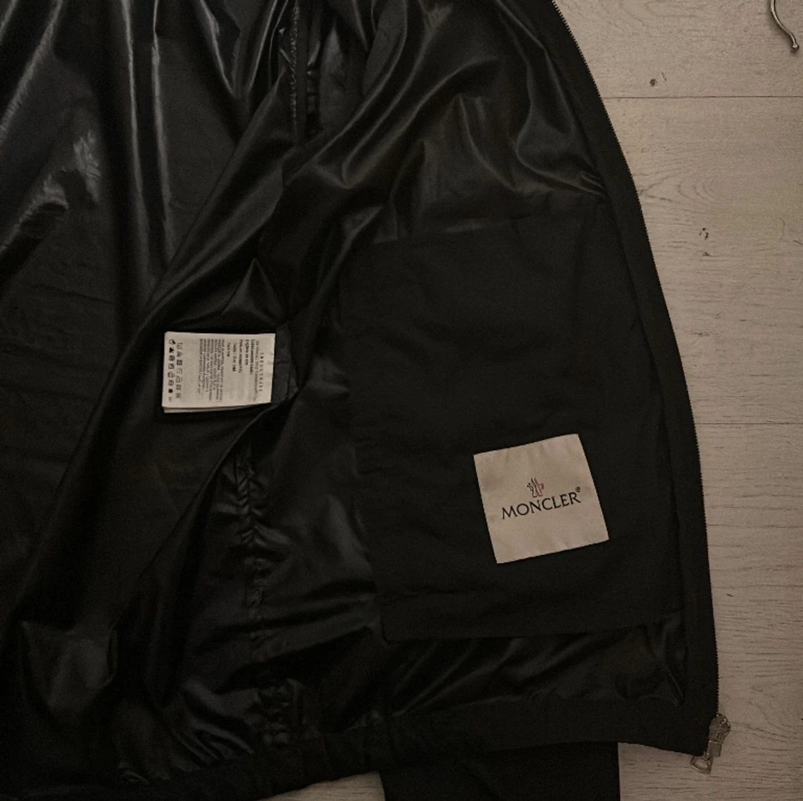 Hej jag säljer min sons moncler jacka som är perfekt nu till våren/sommaren. - 90