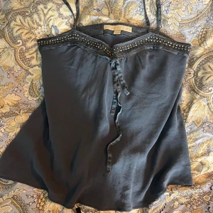 Stella macartney linne - Super fint linne. Kan knytas där bak och fram. 