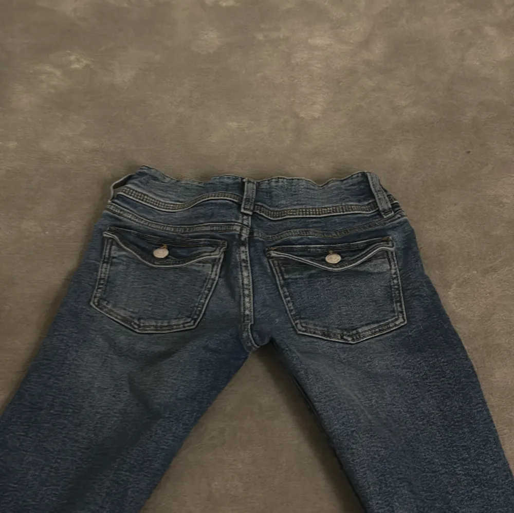Ett bar nästan helt oanvända jeans ifrån gina som har inga diefekter.. Jeans & Byxor.