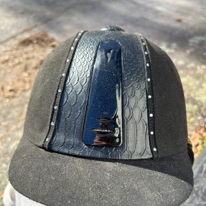 Ridhjälm - Snygg ridhjälm från kylin, den är i storlek 57 (M/L) och jag har aldrig ramlat av i den💕köptes för 400 kr