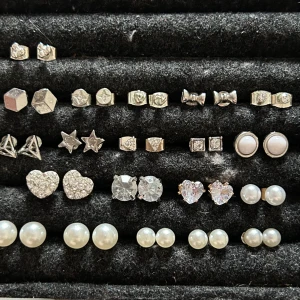 Örhängen - Flera par örhängen som jag vill bli av med. De är aldrig använda 🥰🥰 söker gärna allt i ett paket men det går att köpa endast vissa par om man vill. 95kr för alla eller 10kr/par om man vill ha enstaka par 🤍🤍