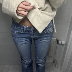 Jeans disel bootcut lågmidjade  - Säljer dessa svin snygga jeans från disel som tyvärr var för små för mig (därför lånade bilder av gamla säljaren), bootcut och lågmidjade 💕💕
