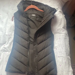 Zara väst - Svart Zara väst i storlek XS! Säljer då jag har knappast använt den (3 ggr) och tycker att färgen inte passar mig:)