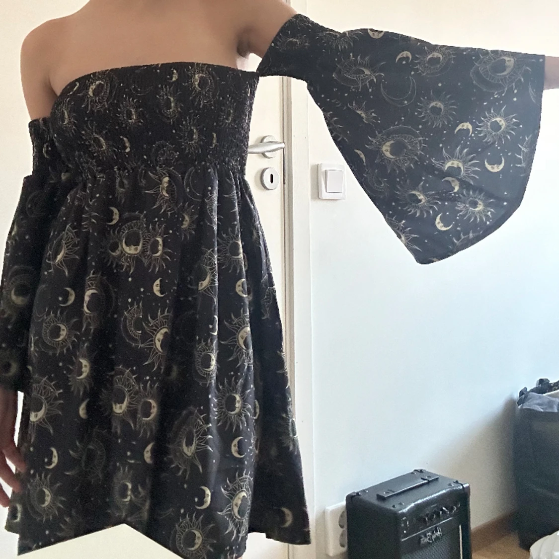 Off shoulder svart klänning  - 91