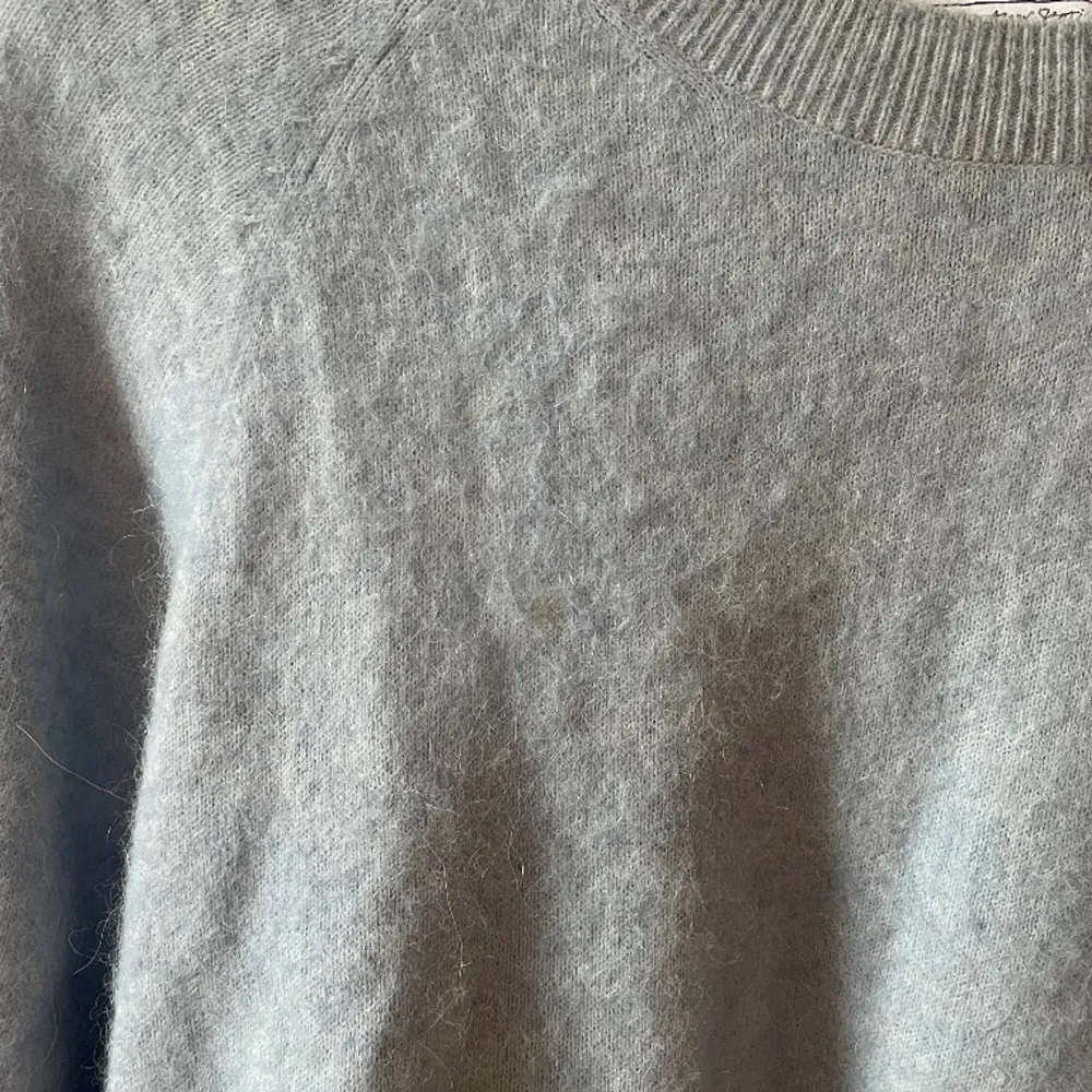 Ljusblå tröja i storlek S, några fläckar (se sista bilden). Tröjor & Koftor.