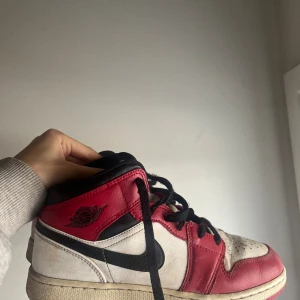 Jordans - Säljer mina jordans 1 mid chicago för att dom ej kommer till användning, dom är väl använda och har ett litet hål bak på vänsterskon som jag limmat ihop. Tvättar dom innan jag skickar iväg dom. Nypris är 3 299