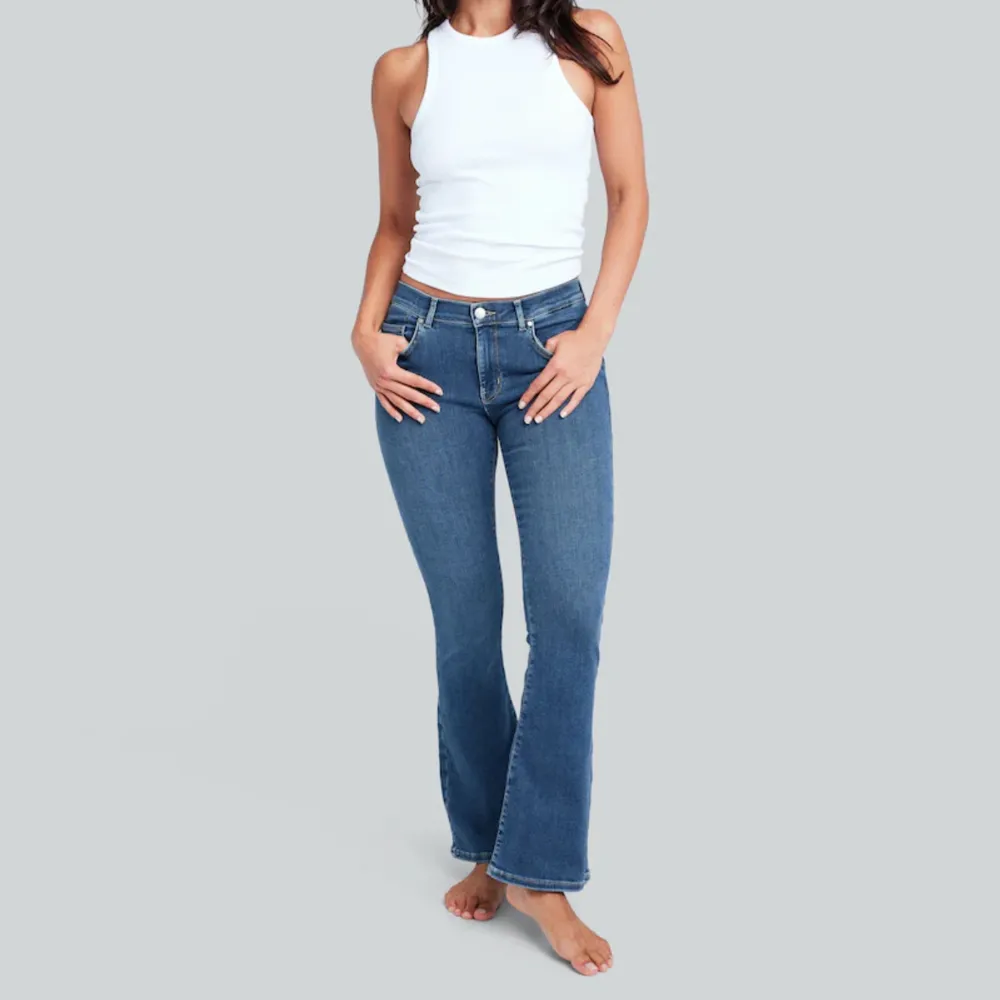 Säljer dessa jättesnygga jeans som är använd fåtal gånger och i nyskick! Waist: XS Lenght: 33 💙. Jeans & Byxor.