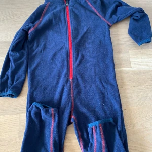 Överall - En väldigt fin och varmt överall som knappt använt, stl 2-3år, pris 12kr. Märke Everest . 